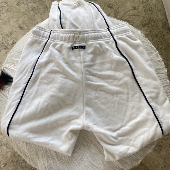Women’s Nike Air jogger sweatpants , white with black stripe down the side. - Picture 5 of 8